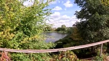 Yukarıdan nehrin güzel manzarası. Nehirli doğal manzara. Nehir kıyısında. Bulutlar ve su. Gölde dinlen..