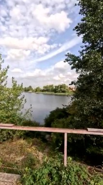 Yukarıdan nehrin güzel manzarası. Nehirli doğal manzara. Nehir kıyısında. Bulutlar ve su. Gölde dinlen..