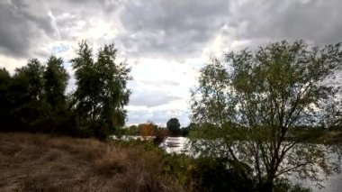 Bulutlu bir manzara. Gökyüzünde desenli gri bulutlar. Fırtınadan önce gökyüzü. Bulutlu doğal manzara.