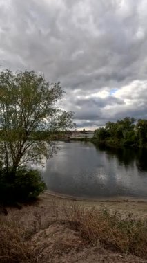 Bulutlu bir manzara. Gökyüzünde desenli gri bulutlar. Fırtınadan önce gökyüzü. Bulutlu doğal manzara.