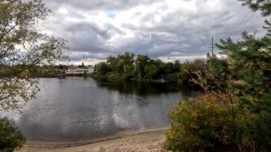 Bulutlu bir manzara. Gökyüzünde desenli gri bulutlar. Fırtınadan önce gökyüzü. Bulutlu doğal manzara.