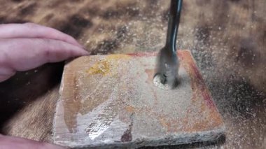 matkap ve odun yavaş çekim videosu. Yavaş çekim videosundan talaş. Marangoz iş başında. Sondaj ve matkap. Ahşap işleme. Aletli bir adam kendini beceren bir vidayı tahtaya çevirir..