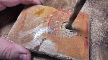 matkap ve odun yavaş çekim videosu. Yavaş çekim videosundan talaş. Marangoz iş başında. Sondaj ve matkap. Ahşap işleme. Aletli bir adam kendini beceren bir vidayı tahtaya çevirir..