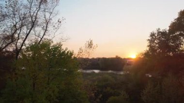 Ormanda yürümek videoyu hızlandırdı. Zaman sıçraması videosu. Hiperhız. Sonbahar ormanı. Ormanda gün batımı. Doğal manzara.