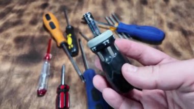 Masada farklı tornavidalar var. Düz ve yıldız tornavidaları. Çok renkli tornavidaların yakın çekim görüntüsü. Beyaz arkaplanda izole edilmiş, uzay nesnelerini kopyalayın. Kafası olan değiştirilebilir tornavida seti.