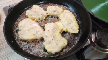 Kızartma tavasında etli hamur. Kızarmış et kızartma tavasında. kızarmış pirzola.