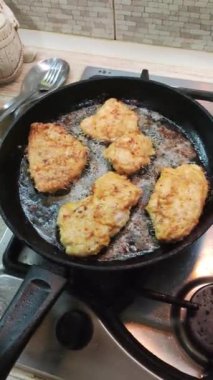 Kızartma tavasında etli hamur. Kızarmış et kızartma tavasında. kızarmış pirzola.