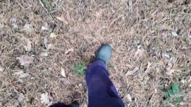 Erkek bacakları ağır çekimde yürür. Adam yerde yürüyor. Eski çizmeler ve kirli pantolonlar. Ağır çekimde yürüyen adamın videosu.