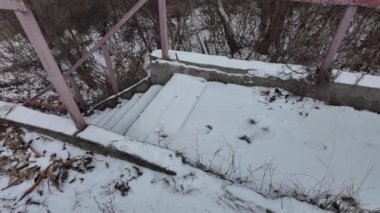 Karda eski merdivenler. Üzerine kar yağan beton merdivenlerin yavaş çekim videosu. Kış karlı hava.