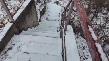 Karda eski merdivenler. Üzerine kar yağan beton merdivenlerin yavaş çekim videosu. Kış karlı hava.