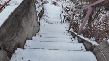 Karda eski merdivenler. Üzerine kar yağan beton merdivenlerin yavaş çekim videosu. Kış karlı hava.