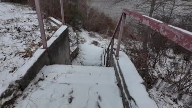 Karda eski merdivenler. Üzerine kar yağan beton merdivenlerin yavaş çekim videosu. Kış karlı hava.