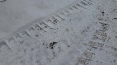 Karda lastik izleri. Yerde lastik izleri var. Kış lastikleri. Sega ve buza kış lastiği izi. Yavaş çekim videosu