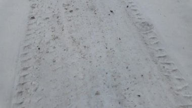 Karda lastik izleri. Yerde lastik izleri var. Kış lastikleri. Sega ve buza kış lastiği izi. Yavaş çekim videosu