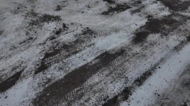 Karda lastik izleri. Yerde lastik izleri var. Kış lastikleri. Sega ve buza kış lastiği izi. Yavaş çekim videosu