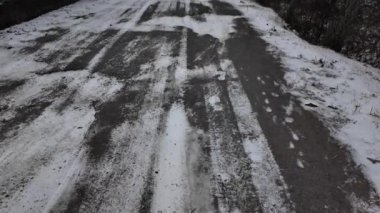 Karda lastik izleri. Yerde lastik izleri var. Kış lastikleri. Sega ve buza kış lastiği izi. Yavaş çekim videosu