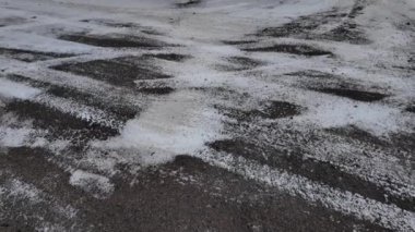 Karda lastik izleri. Yerde lastik izleri var. Kış lastikleri. Sega ve buza kış lastiği izi. Yavaş çekim videosu