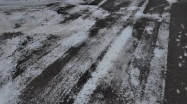 Karda lastik izleri. Yerde lastik izleri var. Kış lastikleri. Sega ve buza kış lastiği izi. Yavaş çekim videosu