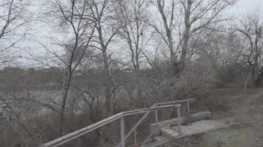 Gri bulutlu manzara. Suyla kaplı bulutlu bir manzara. Log-C, 4K, H.264, 23.98 p, maksimum bit oranı ve derinlik,