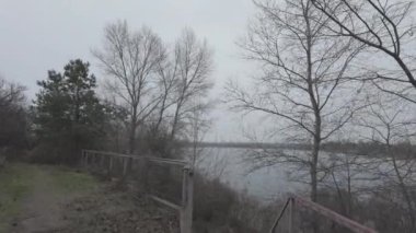 Gri bulutlu manzara. Suyla kaplı bulutlu bir manzara. Log-C, 4K, H.264, 23.98 p, maksimum bit oranı ve derinlik,