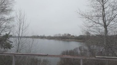 Gri bulutlu manzara. Suyla kaplı bulutlu bir manzara. Log-C, 4K, H.264, 23.98 p, maksimum bit oranı ve derinlik,
