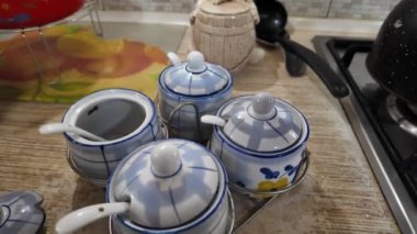 Mutfak baharat kavanozları. Baharat kavanozları ahşap bir masada tarçın, zerdeçal, kakao ve şekeri şeffaf cam kaplarda sergiliyor. Mutfak geleneklerini simgeliyor.,