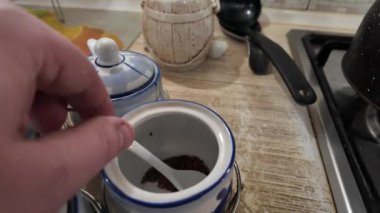 Mutfak baharat kavanozları. Baharat kavanozları ahşap bir masada tarçın, zerdeçal, kakao ve şekeri şeffaf cam kaplarda sergiliyor. Mutfak geleneklerini simgeliyor.,