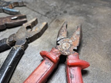 Eski pense. Paslı pense çifti, pasın dokusunu ve aracın üzerindeki aşınmayı gösteren detaylı görünüm, yaşlanmayla ilgili görsel bağlamlar için ideal.