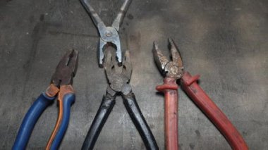 Eski pense. Paslı pense çifti, pasın dokusunu ve aracın üzerindeki aşınmayı gösteren detaylı görünüm, yaşlanmayla ilgili görsel bağlamlar için ideal.