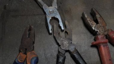 Eski pense. Paslı pense çifti, pasın dokusunu ve aracın üzerindeki aşınmayı gösteren detaylı görünüm, yaşlanmayla ilgili görsel bağlamlar için ideal.