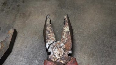 Eski pense. Paslı pense çifti, pasın dokusunu ve aracın üzerindeki aşınmayı gösteren detaylı görünüm, yaşlanmayla ilgili görsel bağlamlar için ideal.