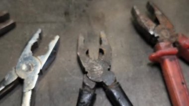 Eski pense. Paslı pense çifti, pasın dokusunu ve aracın üzerindeki aşınmayı gösteren detaylı görünüm, yaşlanmayla ilgili görsel bağlamlar için ideal.