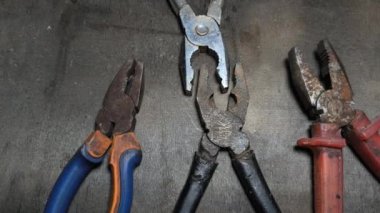 Eski pense. Paslı pense çifti, pasın dokusunu ve aracın üzerindeki aşınmayı gösteren detaylı görünüm, yaşlanmayla ilgili görsel bağlamlar için ideal.