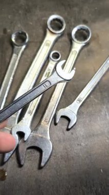 Eski İngiliz anahtarı. Kollu başlıklar, gevşetmek ve fındıkları sıkmak için aletler. Pasla kaplı eski anahtarlar. İzole edilmiş beyaza Dolly vurdu. yüksek tanımlı dikey video.