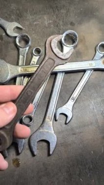 Eski İngiliz anahtarı. Kollu başlıklar, gevşetmek ve fındıkları sıkmak için aletler. Pasla kaplı eski anahtarlar. İzole edilmiş beyaza Dolly vurdu. yüksek tanımlı dikey video.