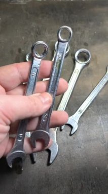 Eski İngiliz anahtarı. Kollu başlıklar, gevşetmek ve fındıkları sıkmak için aletler. Pasla kaplı eski anahtarlar. İzole edilmiş beyaza Dolly vurdu. yüksek tanımlı dikey video.