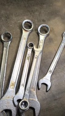 Eski İngiliz anahtarı. Kollu başlıklar, gevşetmek ve fındıkları sıkmak için aletler. Pasla kaplı eski anahtarlar. İzole edilmiş beyaza Dolly vurdu. yüksek tanımlı dikey video.