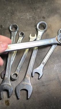 Eski İngiliz anahtarı. Kollu başlıklar, gevşetmek ve fındıkları sıkmak için aletler. Pasla kaplı eski anahtarlar. İzole edilmiş beyaza Dolly vurdu. yüksek tanımlı dikey video.