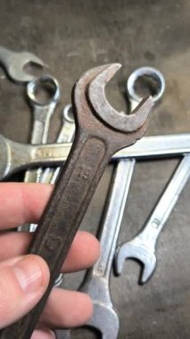 Eski İngiliz anahtarı. Kollu başlıklar, gevşetmek ve fındıkları sıkmak için aletler. Pasla kaplı eski anahtarlar. İzole edilmiş beyaza Dolly vurdu. yüksek tanımlı dikey video.