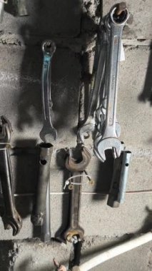 Eski İngiliz anahtarı. Kollu başlıklar, gevşetmek ve fındıkları sıkmak için aletler. Pasla kaplı eski anahtarlar. İzole edilmiş beyaza Dolly vurdu. yüksek tanımlı dikey video.