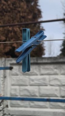 Bir ipte dikey video mandallar. Mandallar. Mandallar kapanır. Dikey video. Yavaş çekim. Yüksek kalite 4K görüntü.