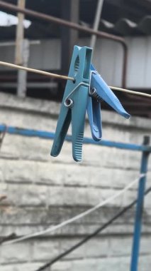 Bir ipte dikey video mandallar. Mandallar. Mandallar kapanır. Dikey video. Yavaş çekim. Yüksek kalite 4K görüntü.