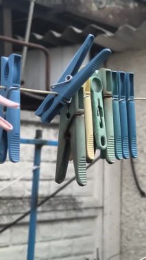 Bir ipte dikey video mandallar. Mandallar. Mandallar kapanır. Dikey video. Yavaş çekim. Yüksek kalite 4K görüntü.