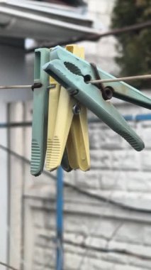 Bir ipte dikey video mandallar. Mandallar. Mandallar kapanır. Dikey video. Yavaş çekim. Yüksek kalite 4K görüntü.