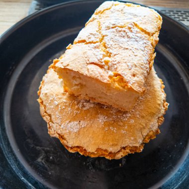 Ev yapımı ekmek. Ev yapımı ekmek fırında pişiyor. Organik taze ekmek. Organik ekmek yap. Erkek fırıncı elleri ev yapımı ekmek kırıyor. Fırın kavramı.