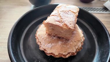 Ekmek kırıntıları yavaş çekim videosu. Mutfak masasındaki ekmek kırıntılarına taze karides bandıran şefin yakın çekimi. Ağır çekim. Yüksek kalite 4k video