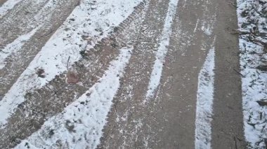 Buzda lastik izleri. Yerde tekerlek izleri var. Karda lastik izleri var..
