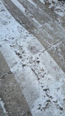 Buzda lastik izleri. Yerde tekerlek izleri var. Karda lastik izleri var..