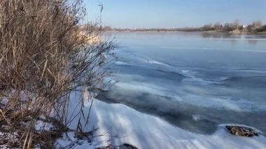 Donmuş göl. Ünlü bir yer. Buz nehri. Buzun içinde kıyıda sazlıklar. Göldeki buz çok güzel. Kış doğal manzarası. yüksek çözünürlüklü.