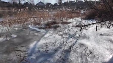 Donmuş göl. Ünlü bir yer. Buz nehri. Buzun içinde kıyıda sazlıklar. Göldeki buz çok güzel. Kış doğal manzarası. yüksek çözünürlüklü.